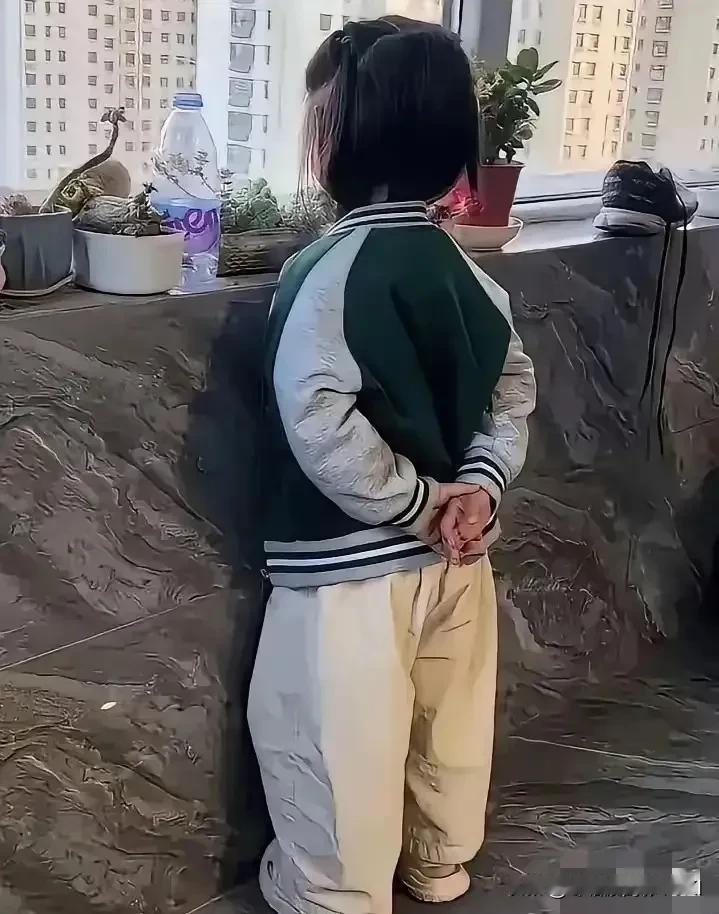 满打满算当了两天班长，这孩子就变得不苟言笑，一脸严肃。没事的时候就昂首挺胸，背着