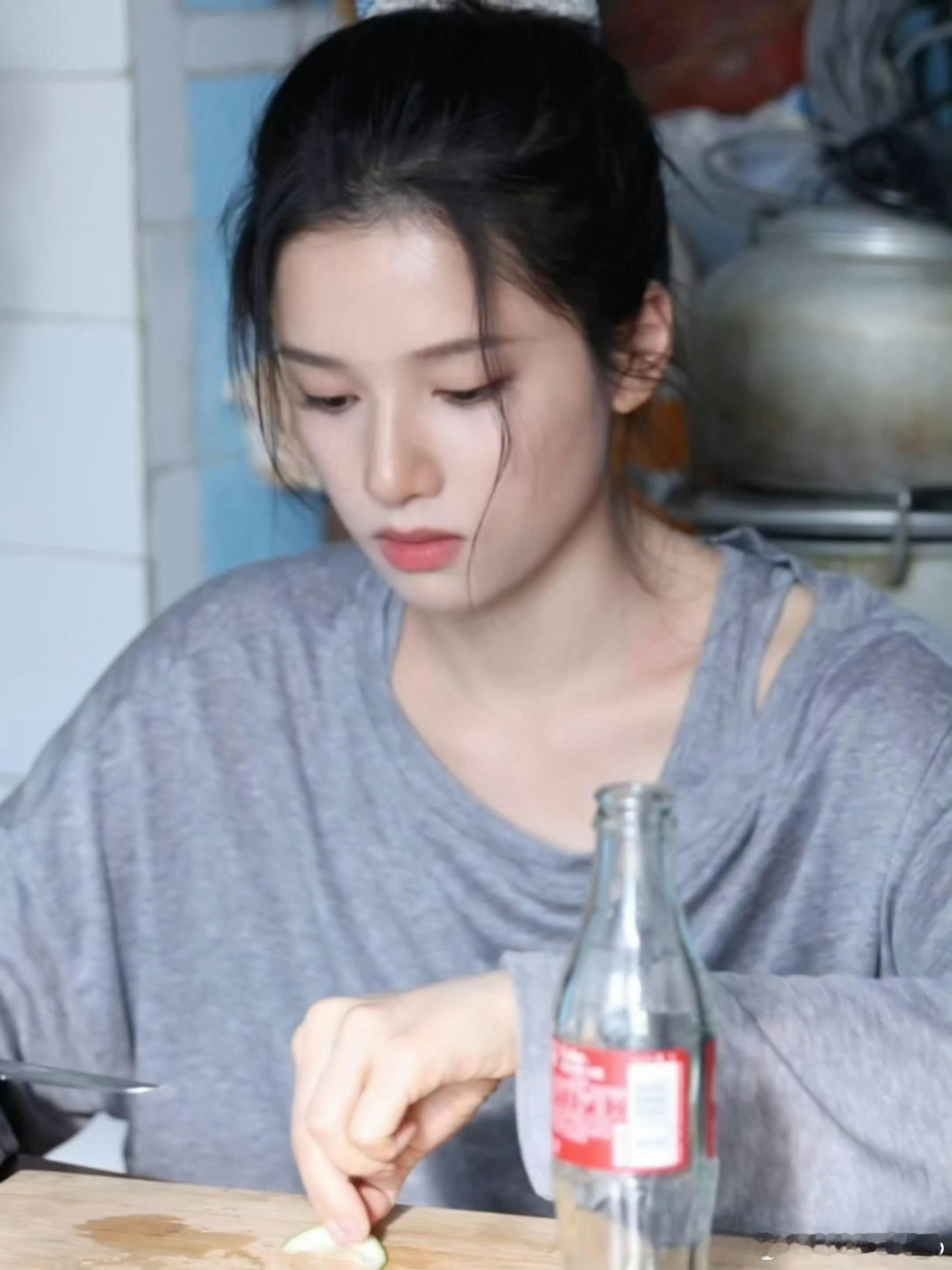 张婧仪写给角色苗靖张婧仪出场太美了 这么美的姐姐谁看了不心动啊！从她的眼神中完全