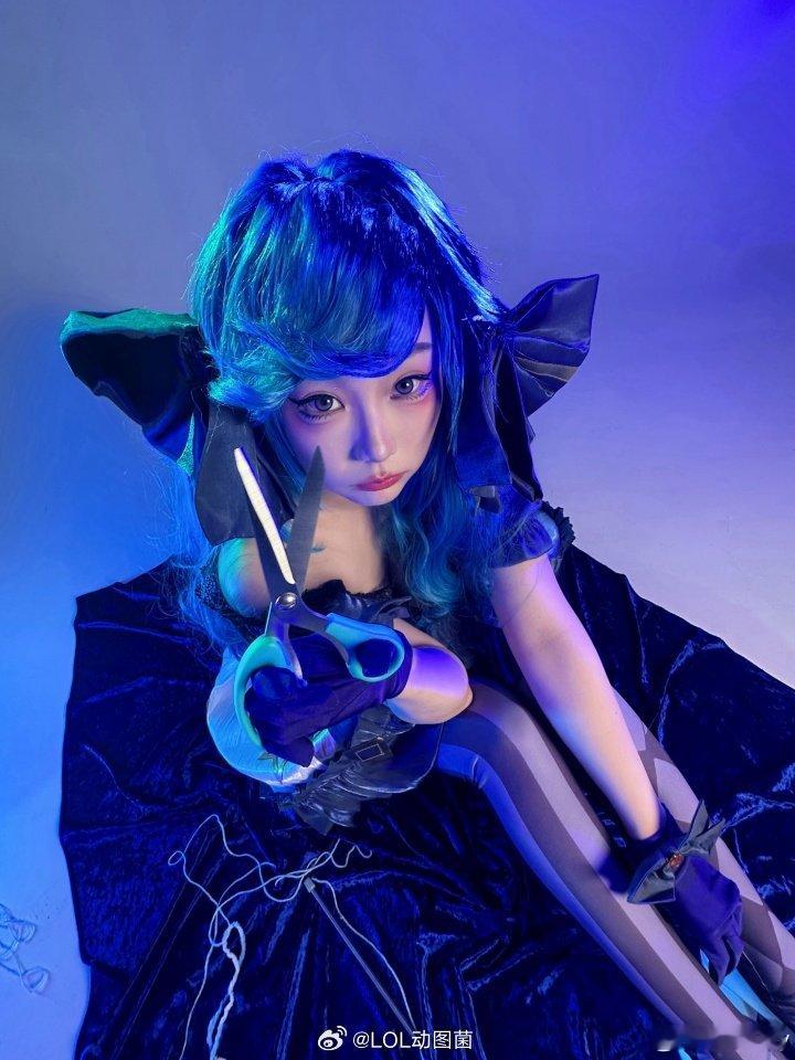 女解说Kitty晒出COS照：格温这么出装？💙✂️2025LPL 英雄联盟S1