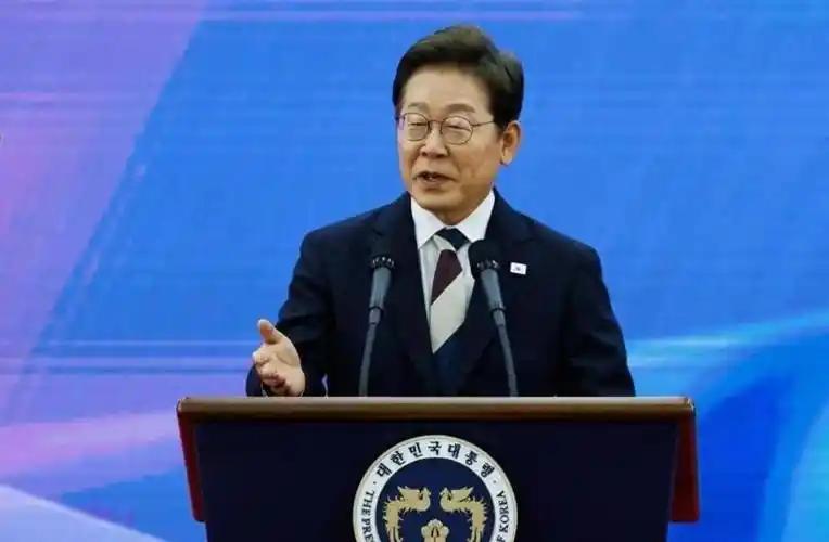 李在明终于露出了他的丑陋嘴脸。韩联社报道，韩国总统李在明8月25日应邀在美国智库
