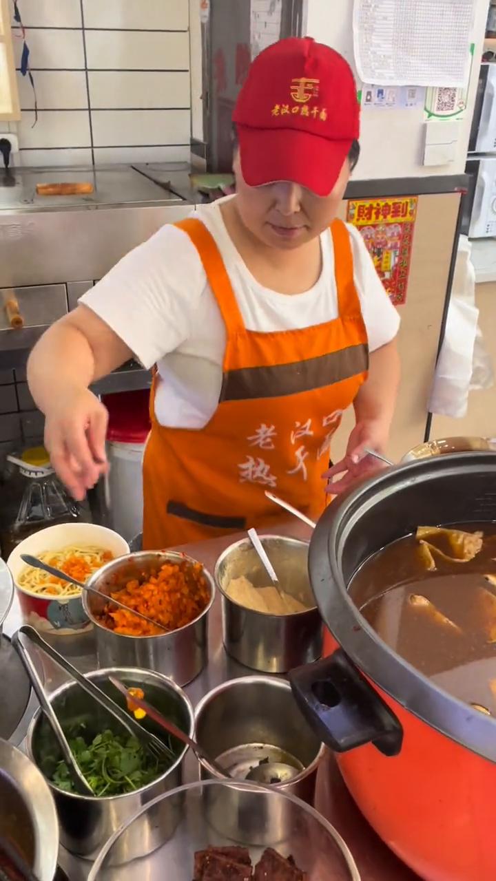 这边是咸菜大可以自己放。你的套餐是鸡蛋、丸子。