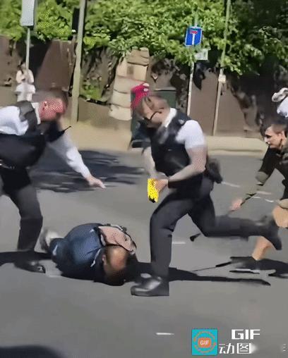 这名男子用刀刺伤了两个犹太

英国警察对他进行逮捕的时候，这名男子依然把刀紧紧拽