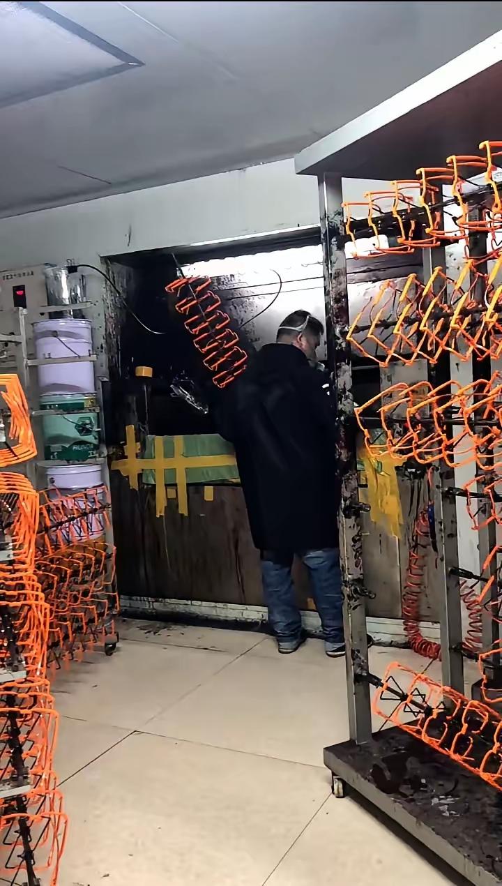 没来过浙江，你永远不知道，浙江的工厂内卷有多疯狂，甚至毫无底线。
​​浙江人，几