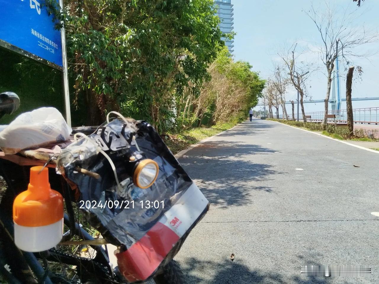 中午正晒，停车休息。
我​稍微喝水，充电宝给晒下，看太阳能是否可以给其充电。附近