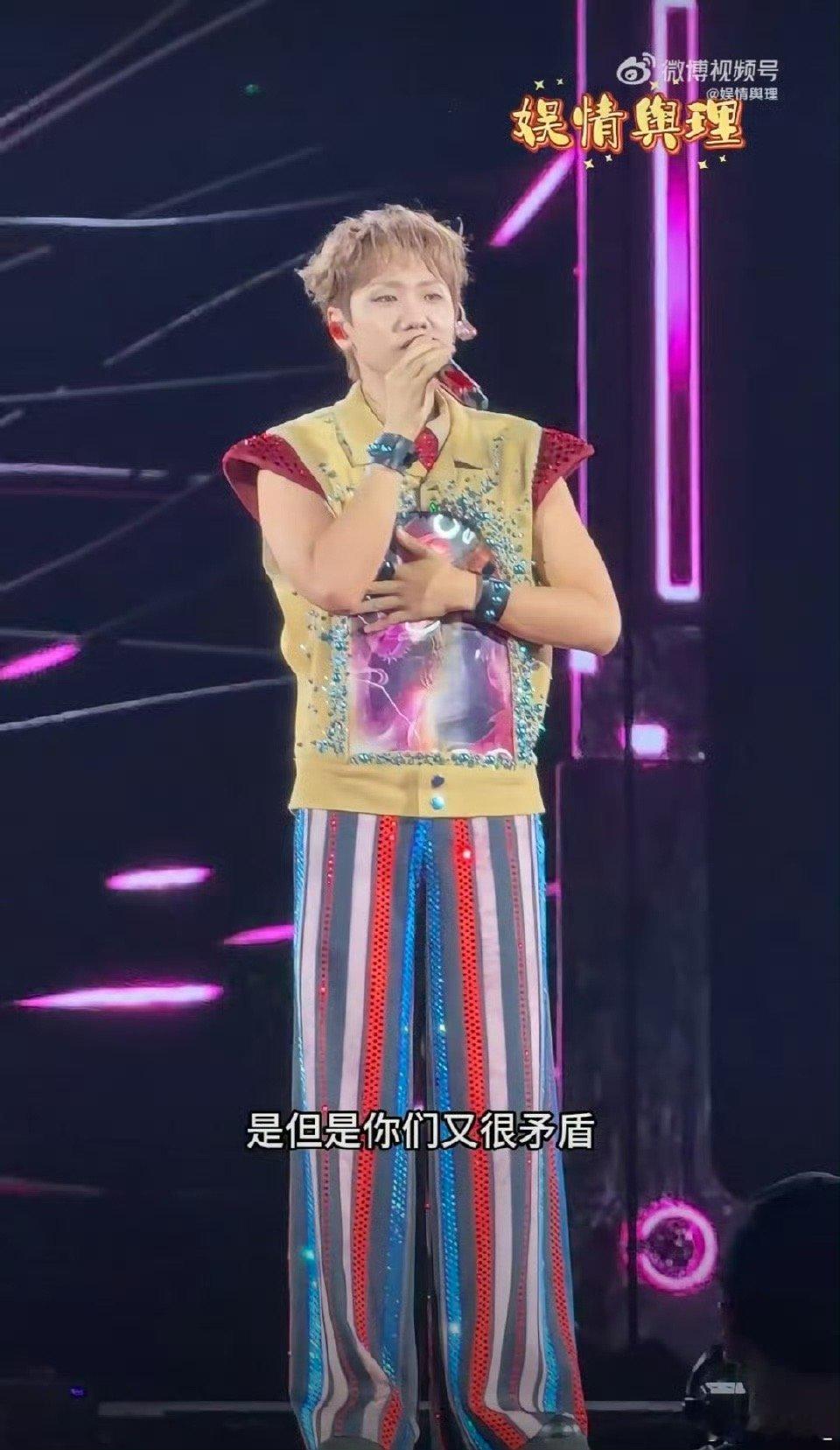 汪苏泷怎么用大水缸补水啊泷泷这补水方式也太硬核了！蹦迪前抱着比脸还大的“水缸”吨