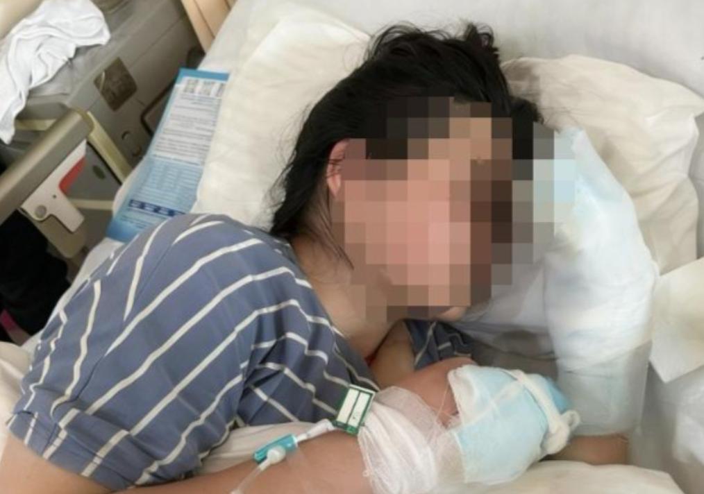 近日，四川冕宁县的21岁女大学生小陈独自到黑龙江旅游。在望奎县一乡村路上下车时，