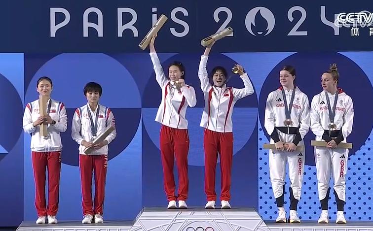 一个小时内一败一胜一夺冠，对于中国代表团和球迷而言这个小时过得难过又开心，难过的