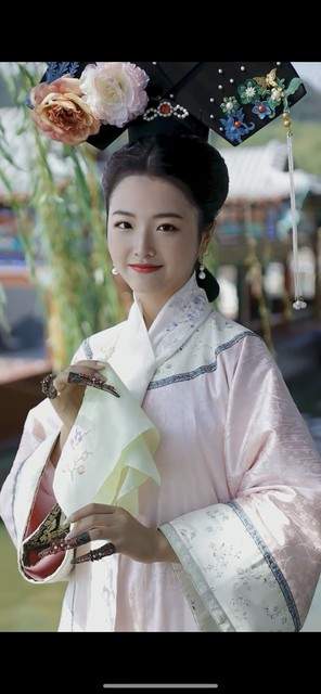 纯妃为了消暑天天拿冰敷脸，结果把自己“冻”成了后宫笑谈