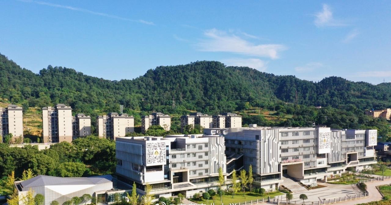 启航新篇章
修德博学，求实创新
迎难而上，攀登先锋
栉风沐雨，披荆斩棘
青衿之志