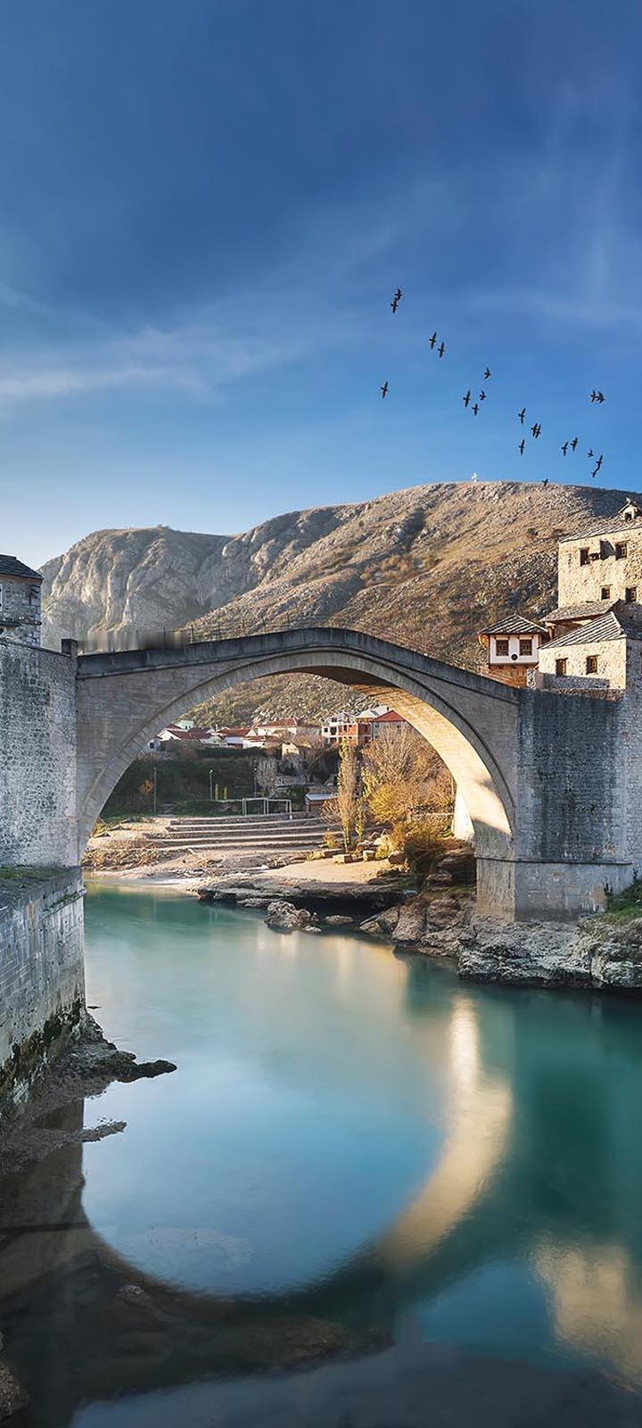 今天出去转了一圈，街上的店铺基本上都是关门的，只有少量开着的，路过这边家家户户一