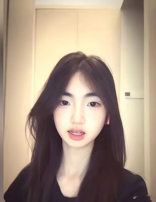 张雪儿子张擎天的女同学，长得真漂亮了，而且还去参观了张雪机车的工厂，张雪老婆带上