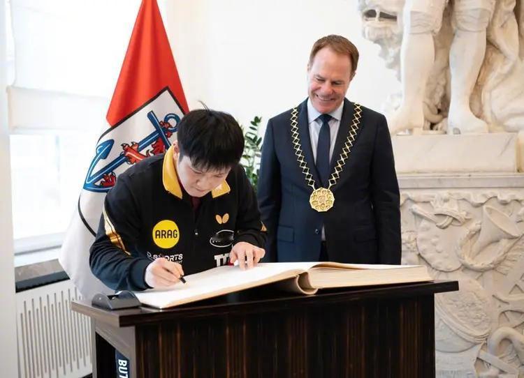 樊振东正式亮相杜塞尔多夫樊振东正式亮相杜塞尔多夫，签署城市金册，开启德甲豪门新征