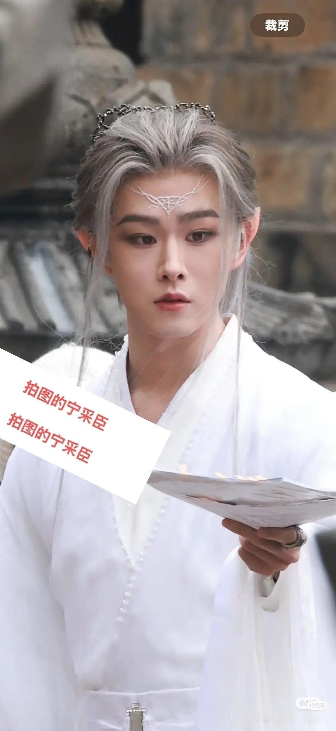 田嘉瑞是不是该换造型师了。。 