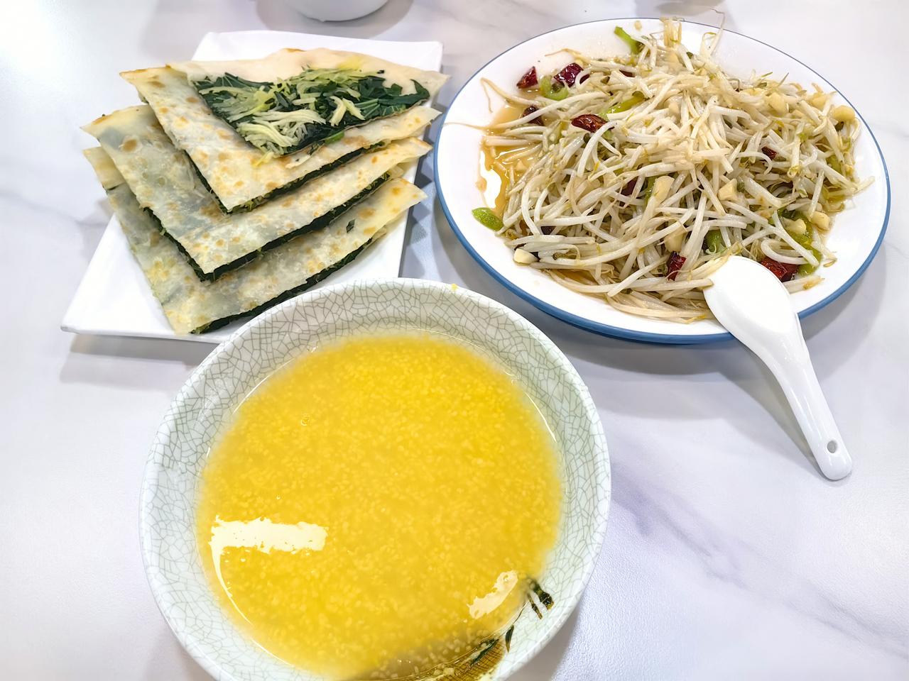 昨天忙了一下午，晚上九点才去饭店吃饭。两个人点了玉米糁汤、菜馍、饼馍和炒绿豆芽。