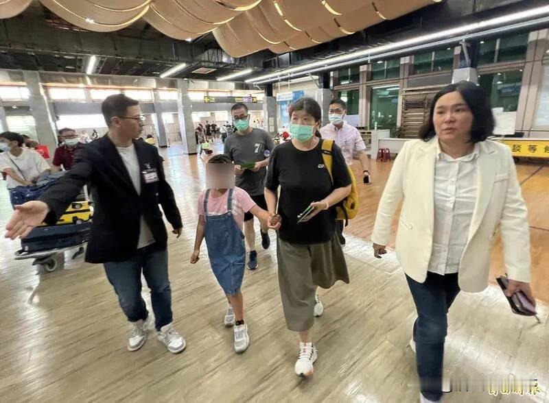 金门台军士兵越界钓鱼被扣已满3月，其母昨日来厦门探望，称儿子三个月胖了16斤！她