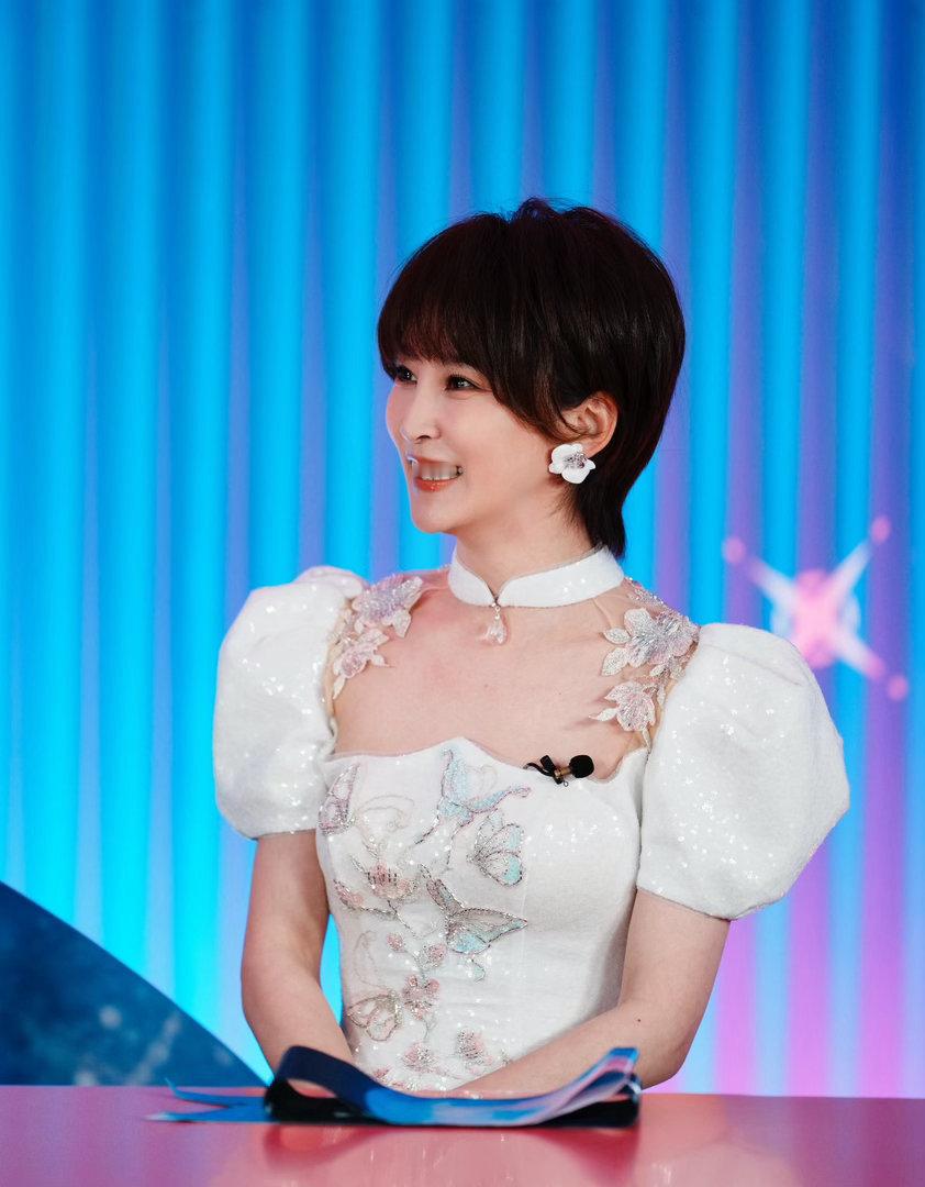 谢楠主持人的素养乘风舞台上，谢楠拉票精准卡满60秒，发言掷地有声，温柔与力量兼具