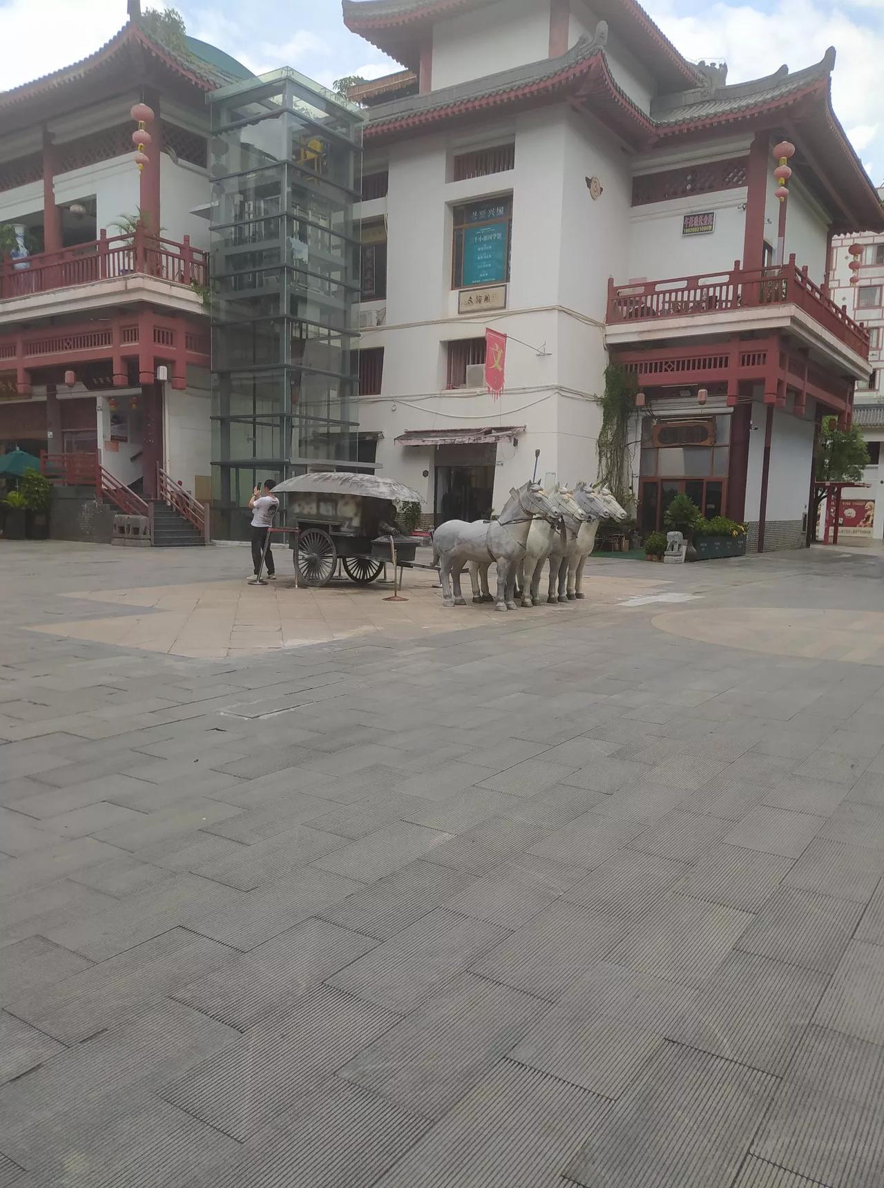 文博宫，应该是算是商业街古代房子，可是很多商店都没有开。连饭店都没有开。这么好的