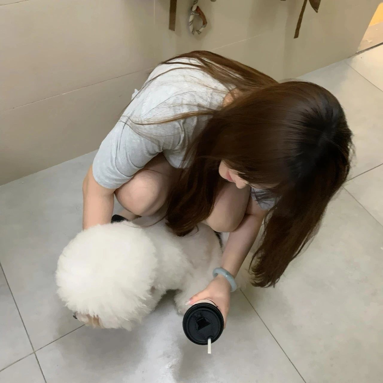 闺蜜 我和他并不熟悉 我对他唯一的了解渠道 是来自你的眼泪 他伤害你的那些事 你