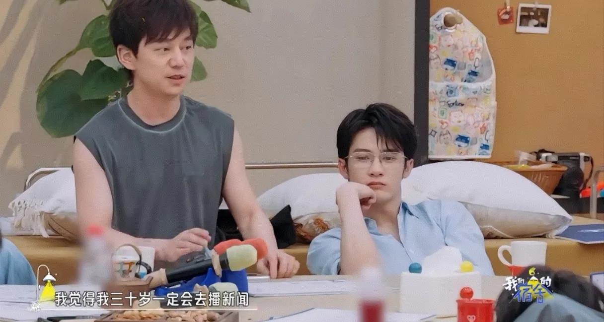 何炅24岁开始主持《快乐大本营》，
他设想自己三十岁一定会去播新闻，
他觉得自己
