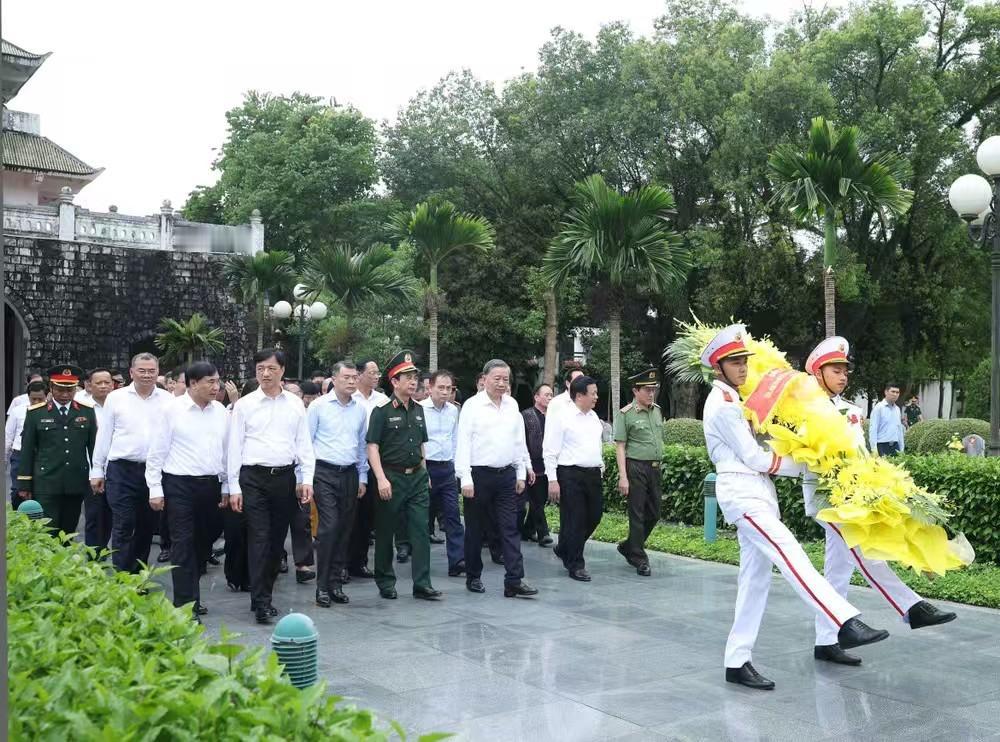 意料之中！苏林在奠边省敬香缅怀武元甲！
实际上，越南的奠边府大捷离不开号称越南人