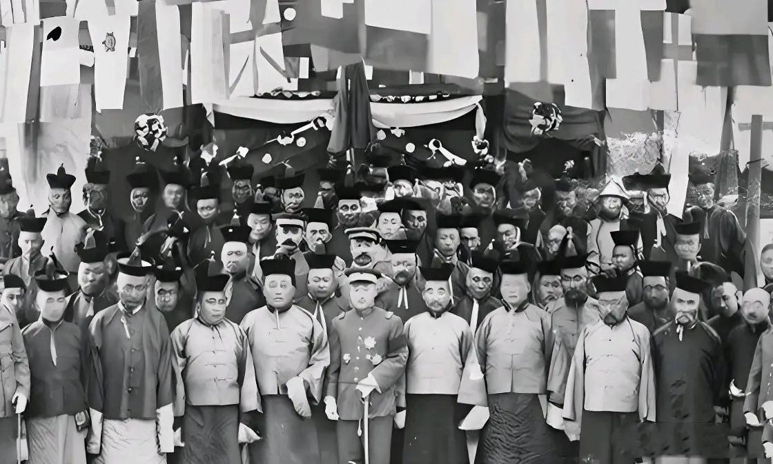 1919年，西北筹边使徐树铮收复蒙古之后，身穿戎装与蒙古王公贵族时的留影，在此之