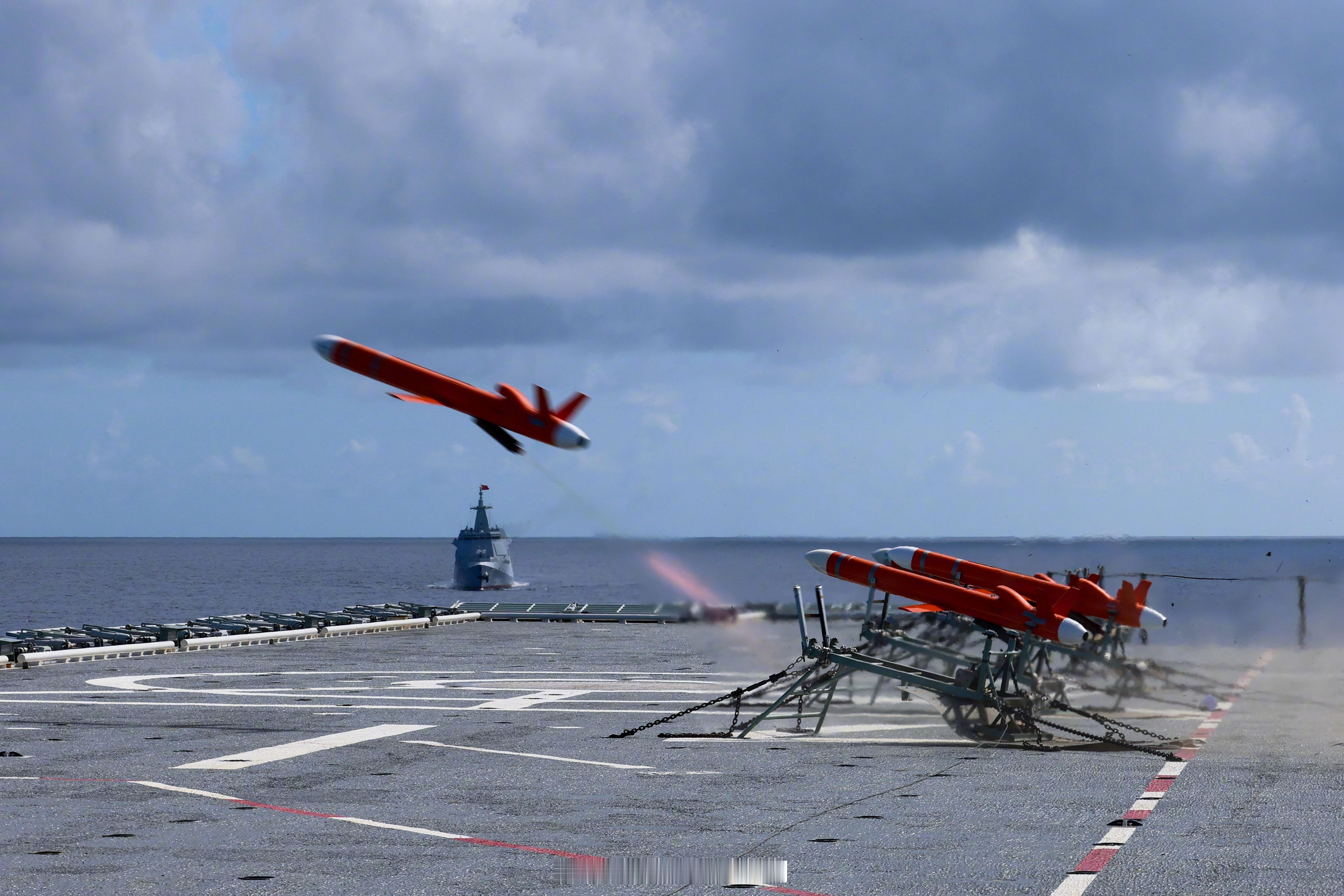 起猛了，官宣075上也能飞固定翼了在无人直升机专用的起降点位置摆几个发射架，靶机