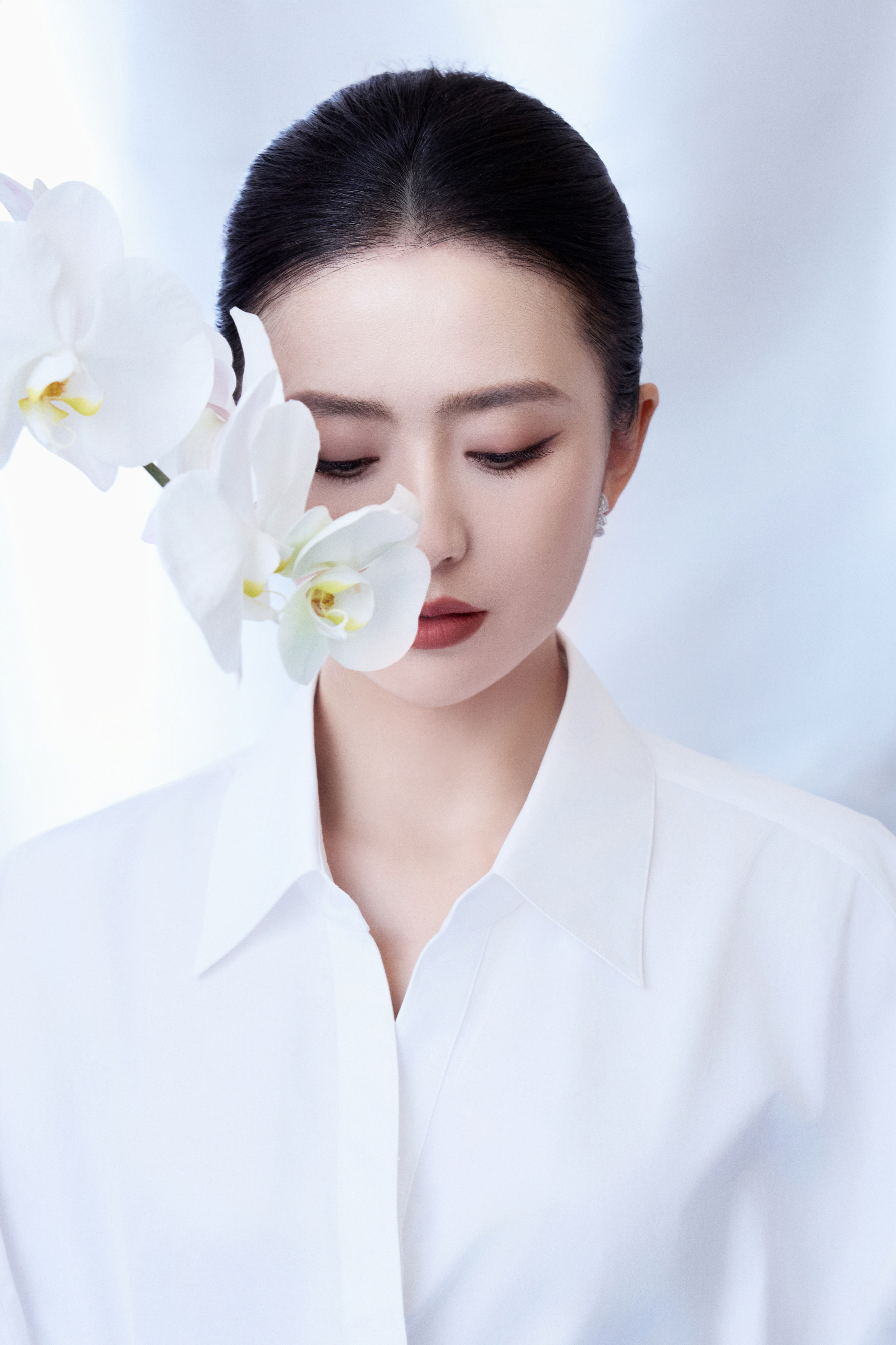 佟丽娅[超话]✨2025中国电影大数据荣誉之夜 简约黑白型格，定格优雅焦点，赴光