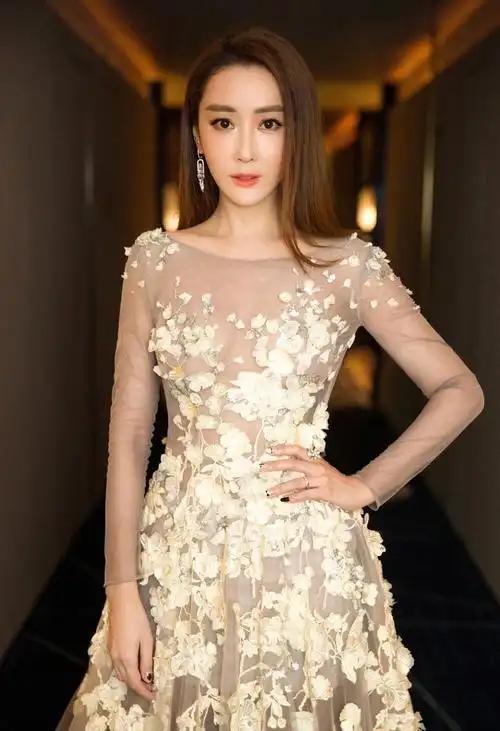 4月21日，演员杜若溪自曝产后三个月减重60斤的经历引发全网热议，看似“爽文式”