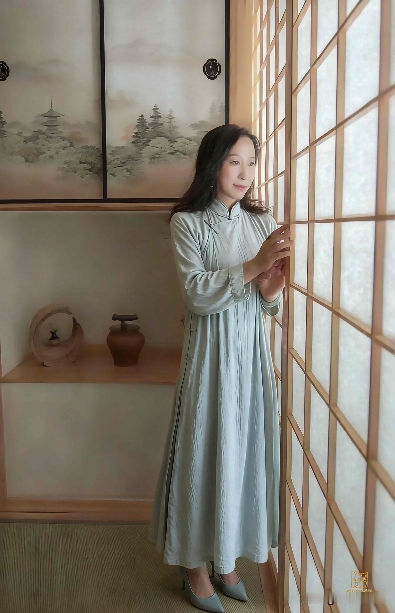 淡青长衫，木窗清茶，把浮躁放下，静享属于自己的慢时光。
原创作品.禁止盗图