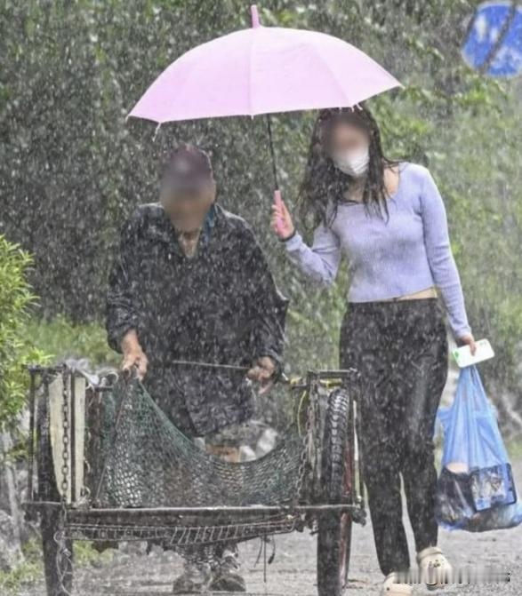 女人在雨中为拾荒老人撑伞，自己肩膀全湿透了，后续消息传开了

在一个暴雨倾盆的日