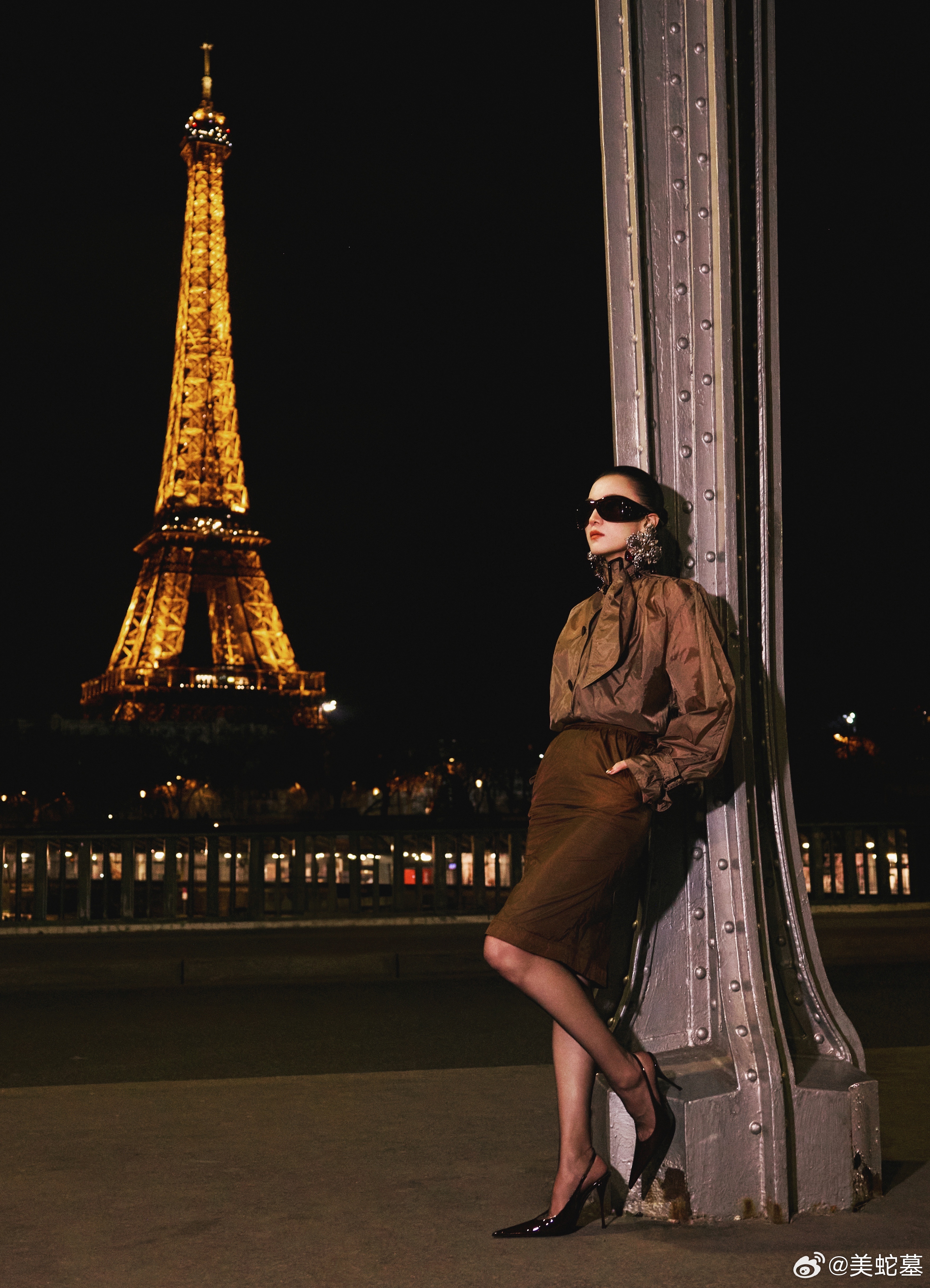 宋佳分享保持气血充足的秘诀 踏入圣罗兰2026冬季秀场，宋佳宛如从梦幻电影中走出