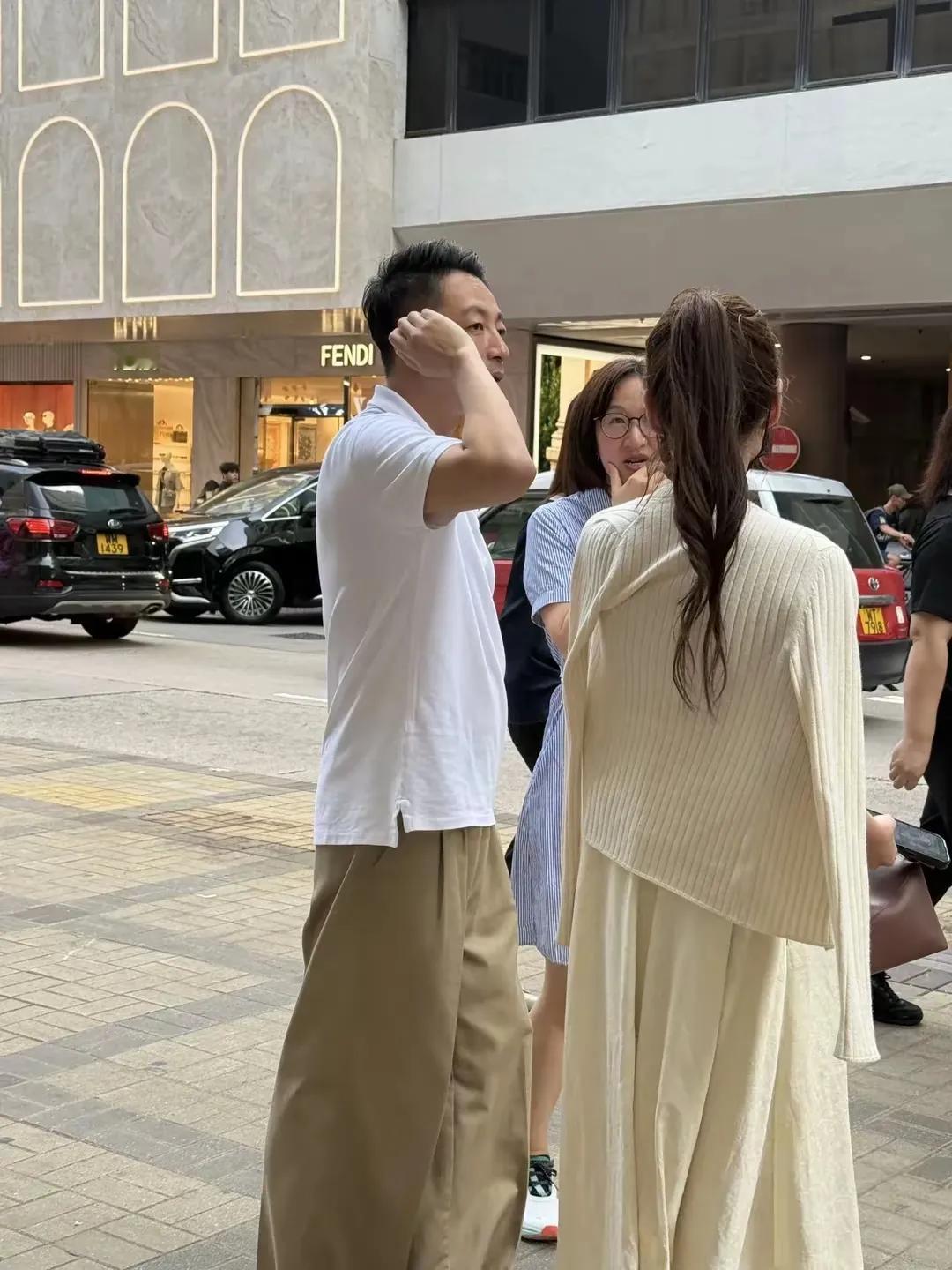 汪小菲与马筱梅香港为新店选址，却因打扮遭诟病。两人状态欠佳，汪小菲脸色憔悴，穿搭