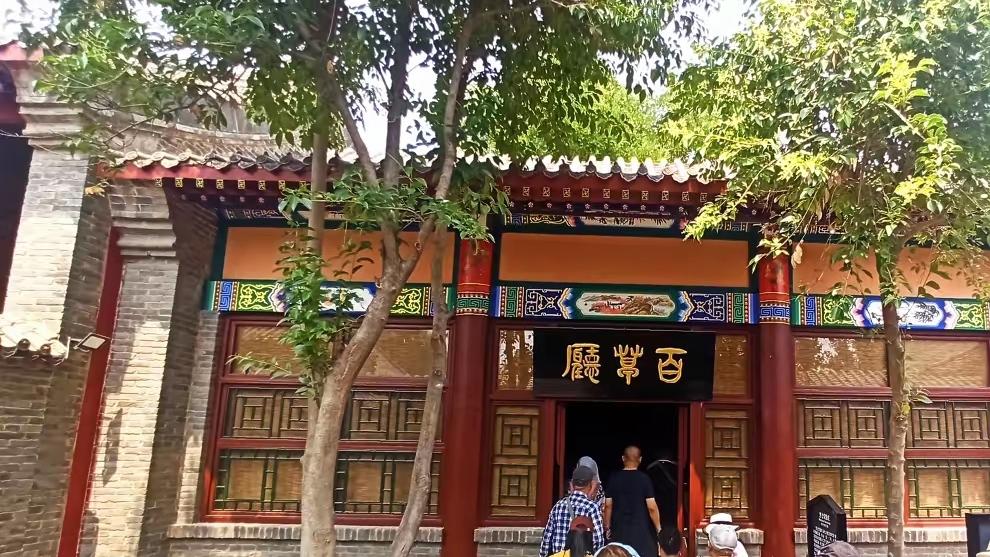 夏天去聊城市东阿阿胶城，既能避暑又能“穿越”。民国风的街道古色古香，两边的梧桐树