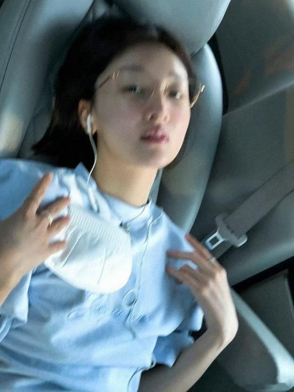 周冬雨马思纯北影节坐一起 今天北影节蓝毯，周冬雨应该会穿得很正式。她最近几次红毯