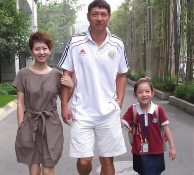 2002年，国脚黎兵离婚，只带走一身衣服。他把成都银都花园的房子、所有存款，都留