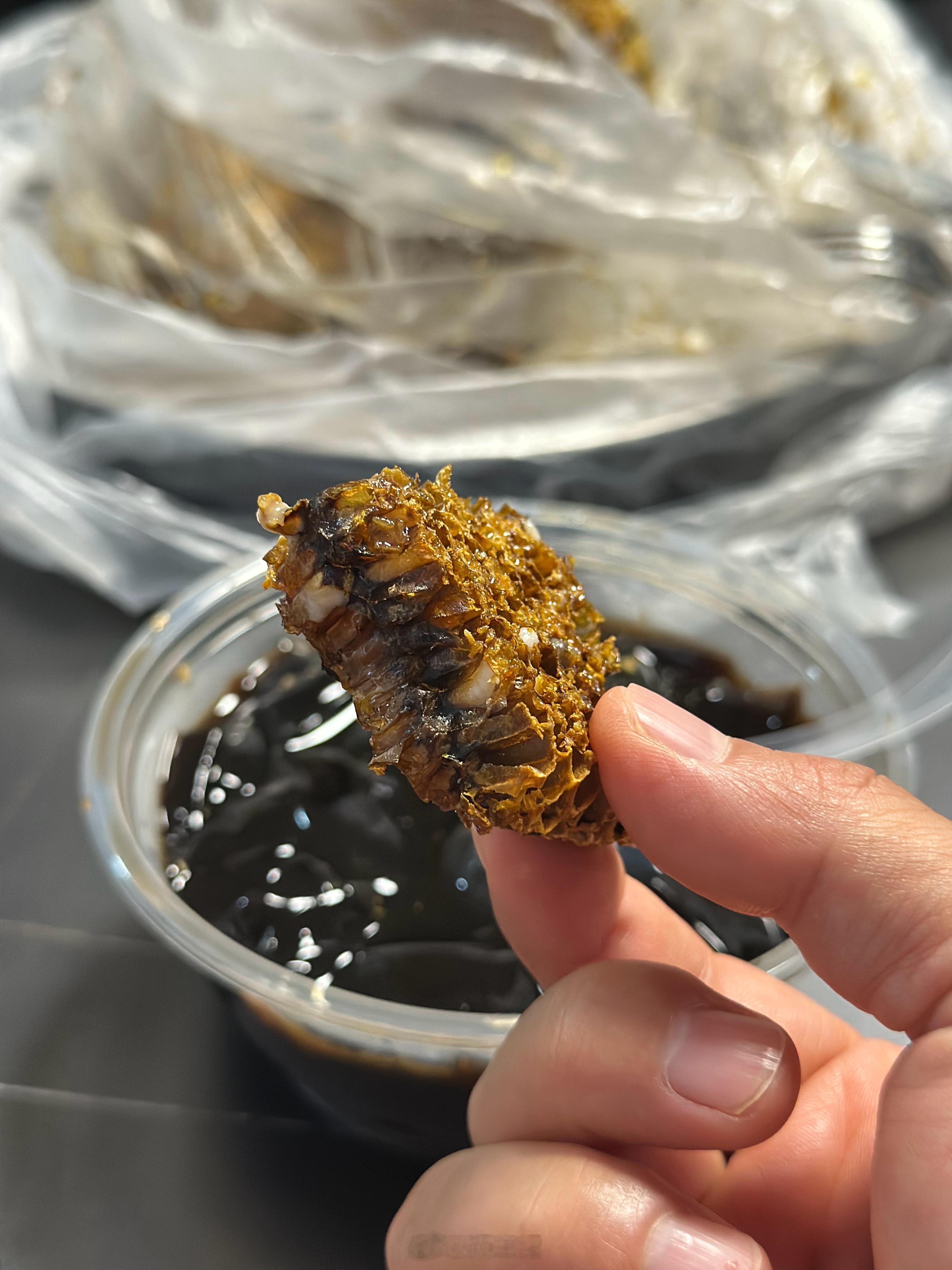 冒雨跋涉上百公里老朋友农庄聚个餐，餐后的甜品野生蜂巢一绝😋 