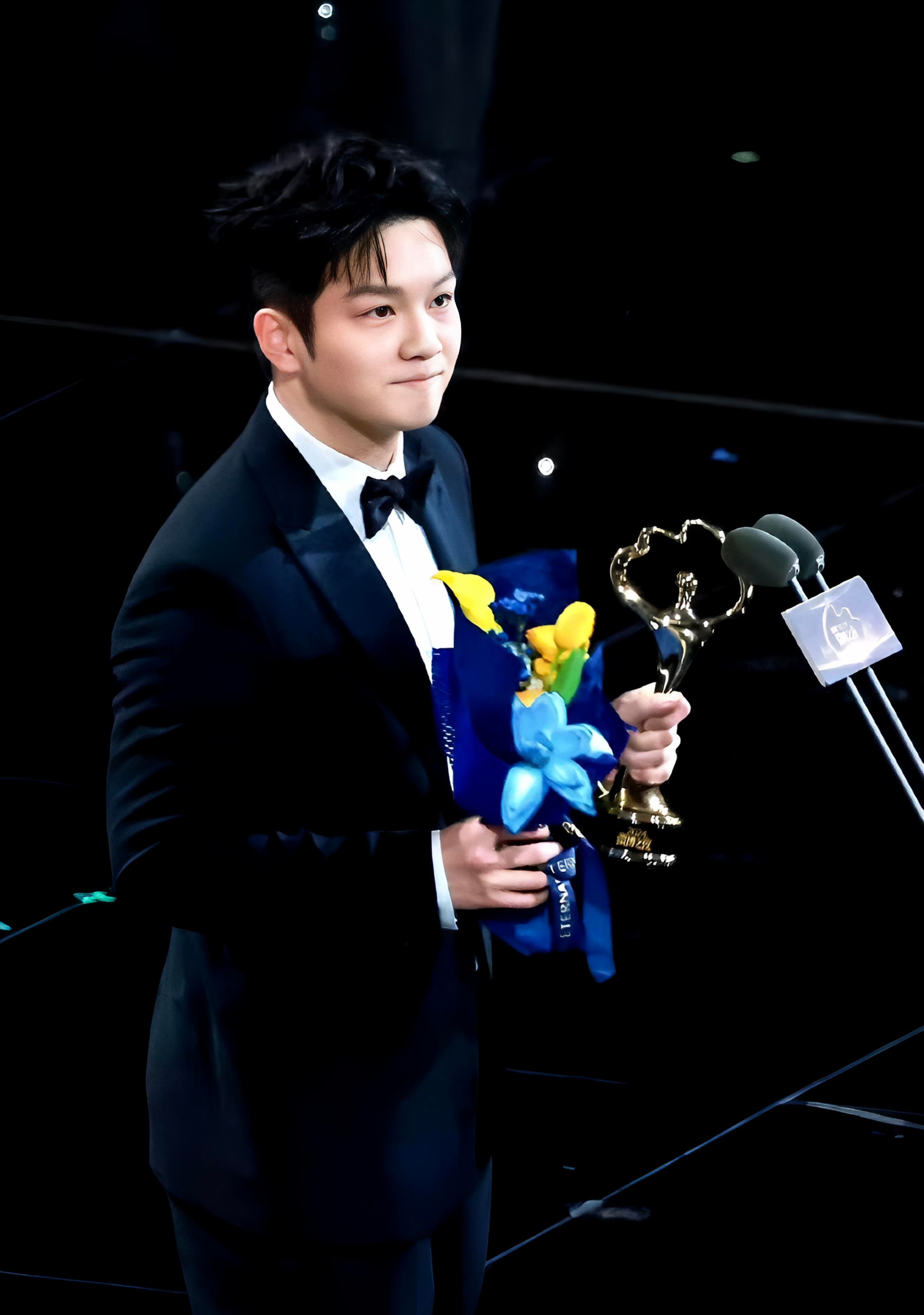 微笑拈花，自天地清朗；拨观照影，心澄澈如冰。世间万般喧嚣起落，东东独守这一份的干