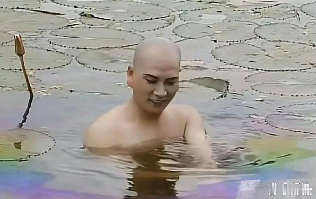 《西游记》拍摄名场面！唐僧洗澡戏的“佛光”竟是神操作——水里加汽油打造效果，当年