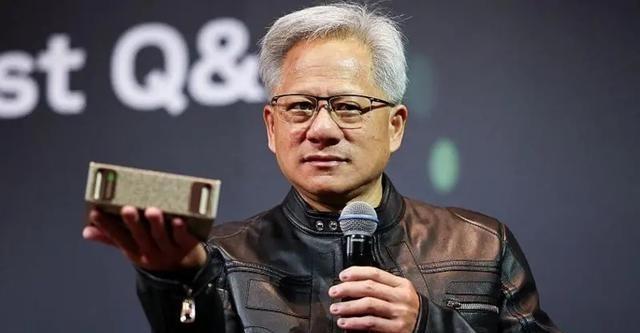 英国广播公司10月6日报道：“英伟达首席执行官黄仁勋警告，中国在芯片开发上只比美