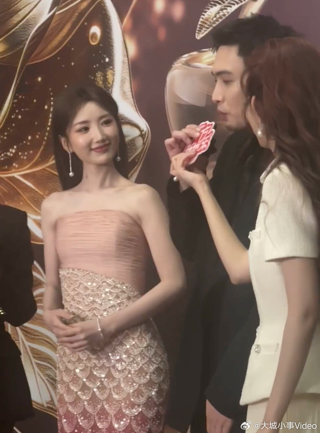 【张彬彬今年想出专辑】张彬彬邀毛晓彤演唱会唱跳 余生有涯夫妇双采好精彩！被问今年