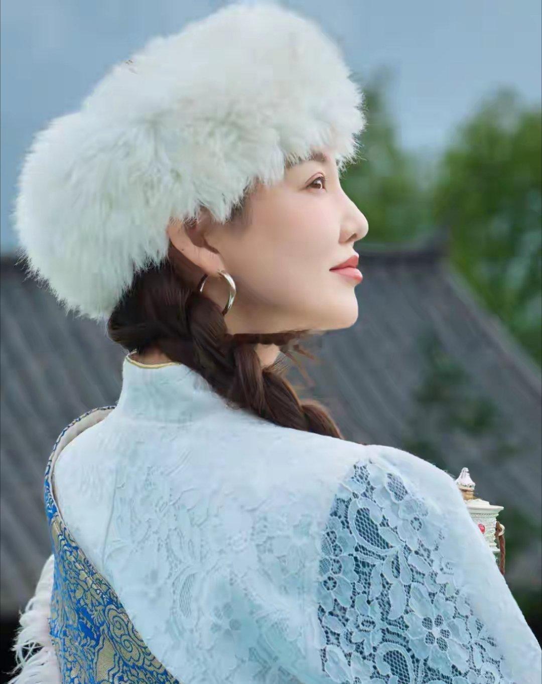 主持人郭玮晒云南旅游照，扎麻花辫似少女，景美人更美 ​​​