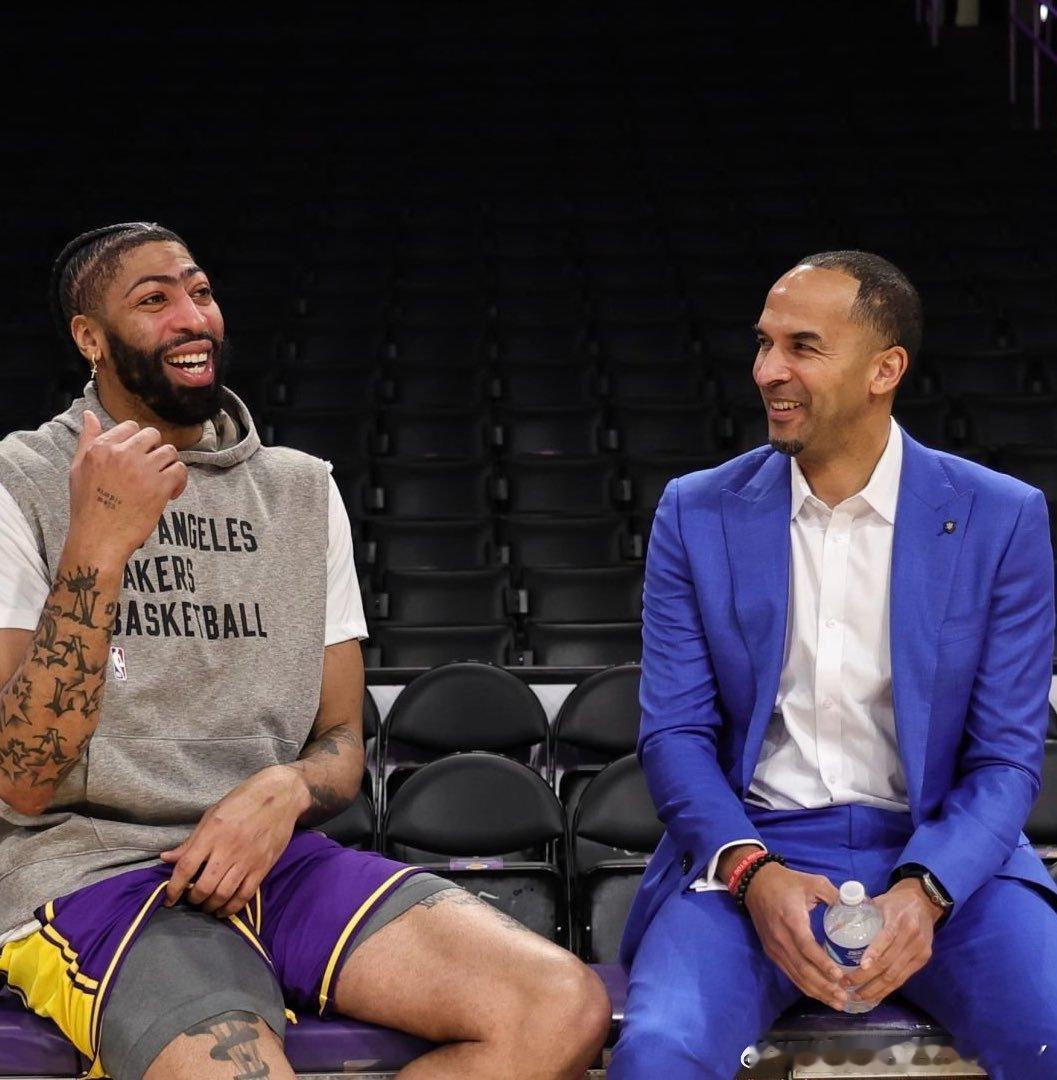 据《The Athletic》报道，周一对雄鹿的失利标志着戴维斯因左小腿拉伤而缺