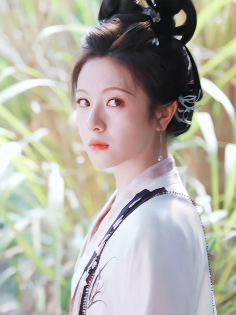秦菀悬崖戏生命力爆发 被李兰迪演的秦菀坠崖戏戳到泪目！看似柔弱的她在绝境里死死扒
