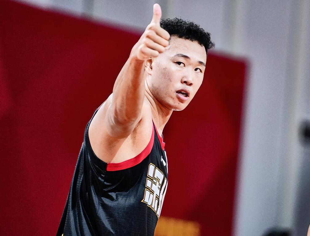 周鹏：小贺，今天这三分雨下得够狠啊，6记三分直接把天津射懵啦？？？
贺希宁：鹏哥