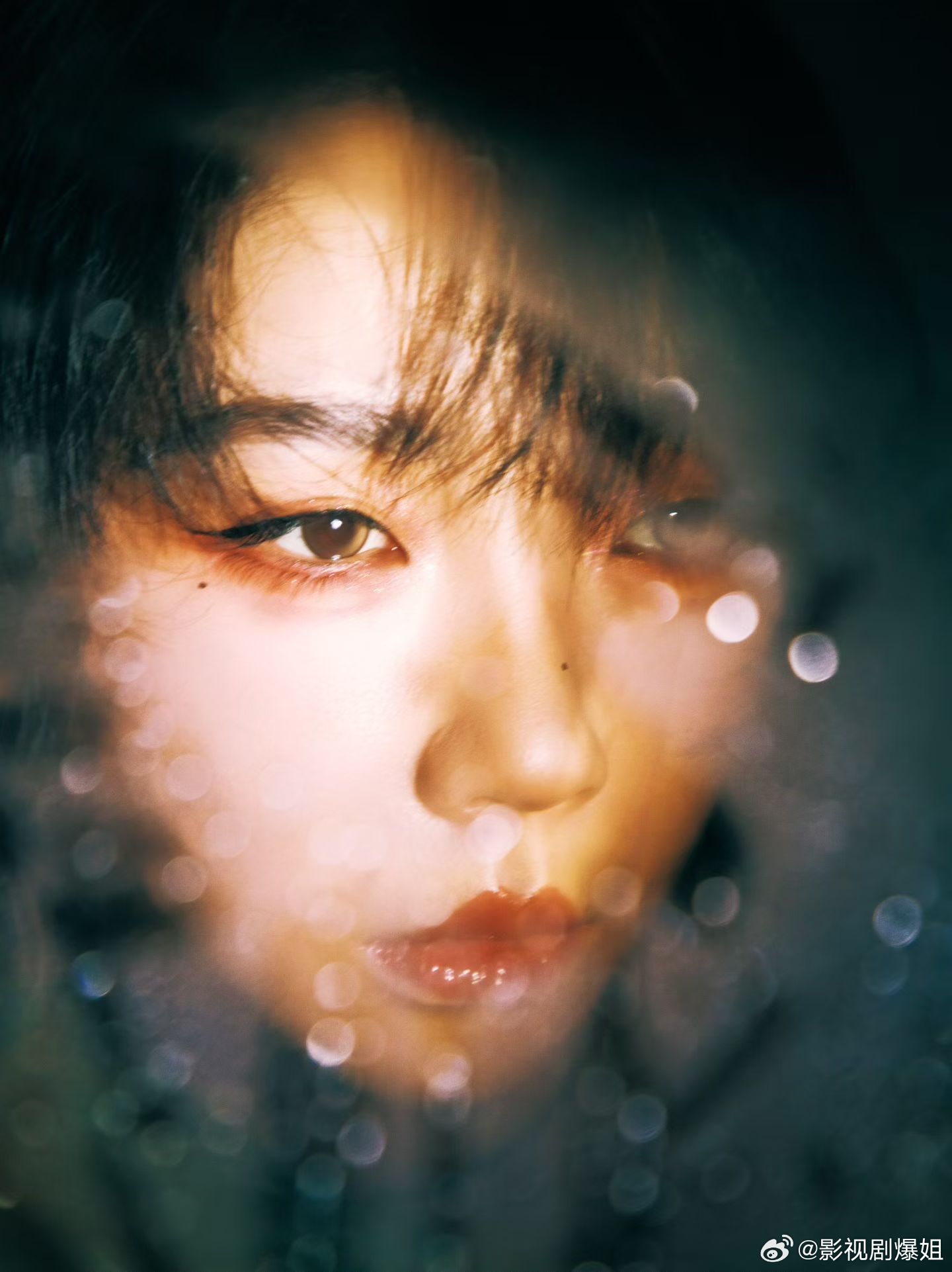 刘恋这是去了谁家小区拍照， 小区变秀场🍌水果做道具，魅力十足！ ​​​