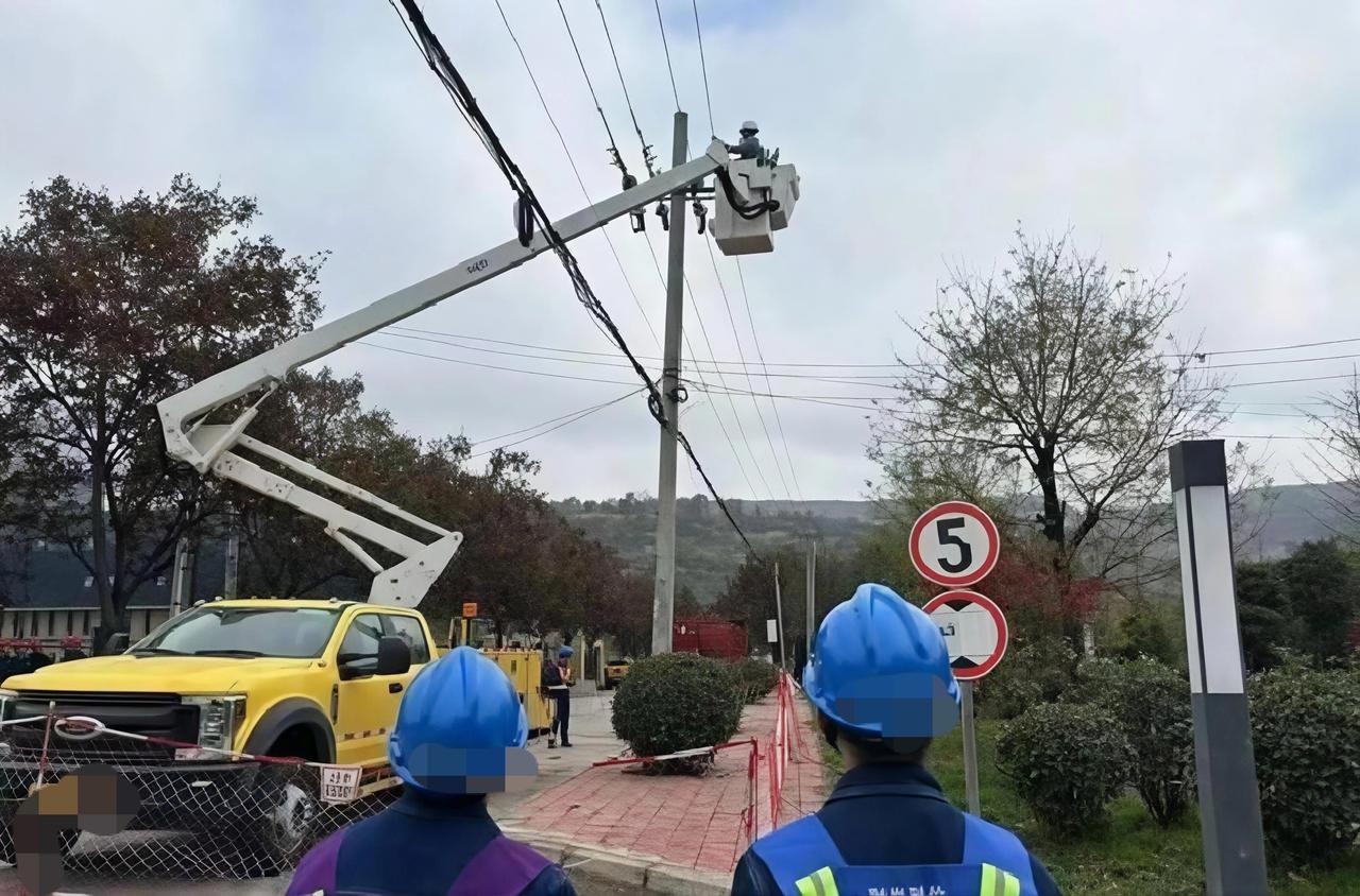 🔥 你有没有遇到过这种情况？开车经过路口，一根电线杆杵在路中间，既挡道又危险，