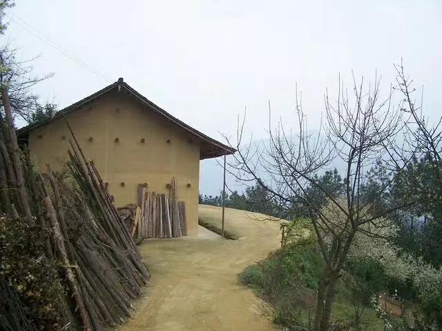 做梦都想拥有一栋这样的土房子，在半山腰上，视野开阔，冬暖夏凉，房前最好还能有一棵
