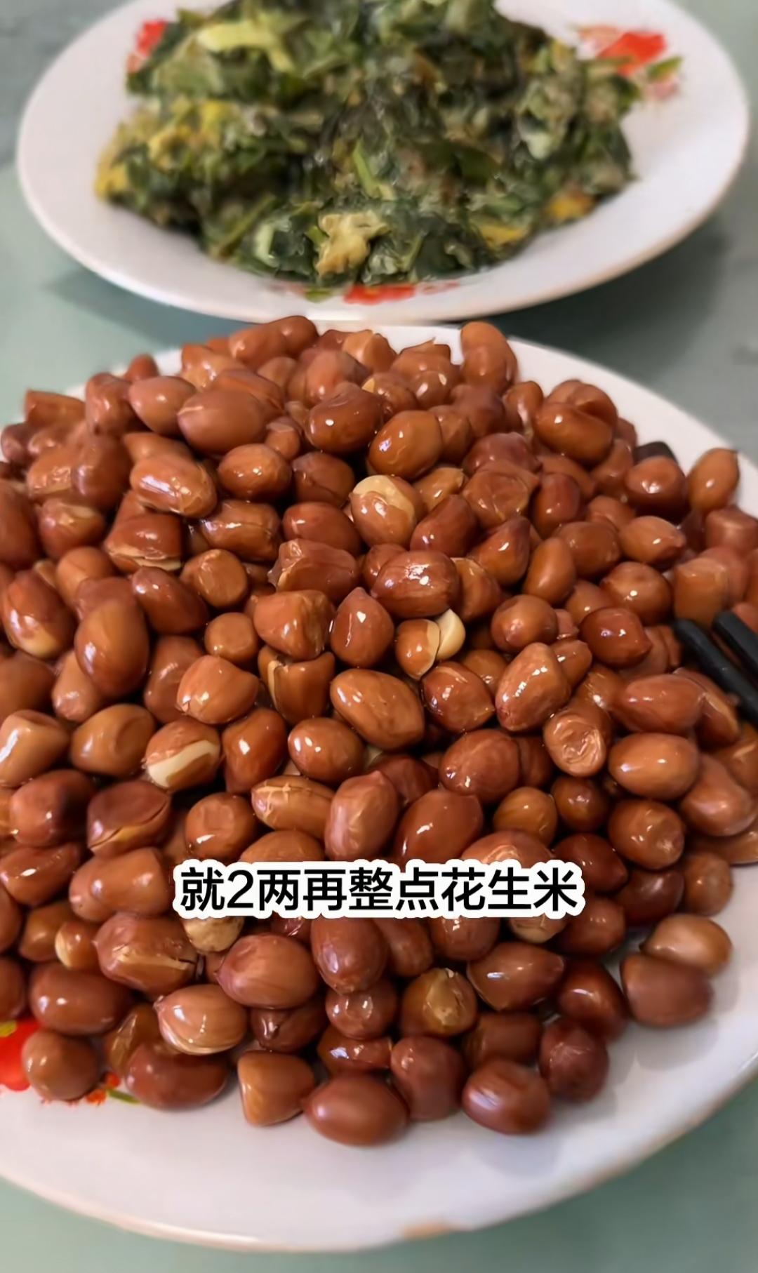 美味花生米，健康又营养！五一假期有不出去的吗？自己在家喝两杯，油炸花生米，香椿鸡