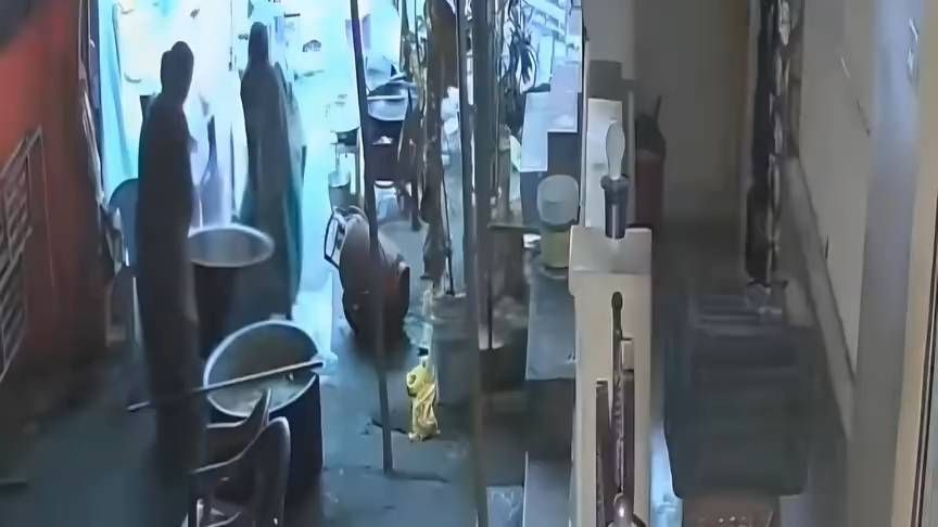 惊魂一幕！印度女子抬沸汤大锅时一个踉跄扎进锅中，旁人迅速拉起但仍救不回！