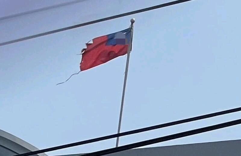 台湾本岛南部屏东县九如乡乡公所上的某旗子，破烂不堪，这是故意的还是没钱换新旗子？